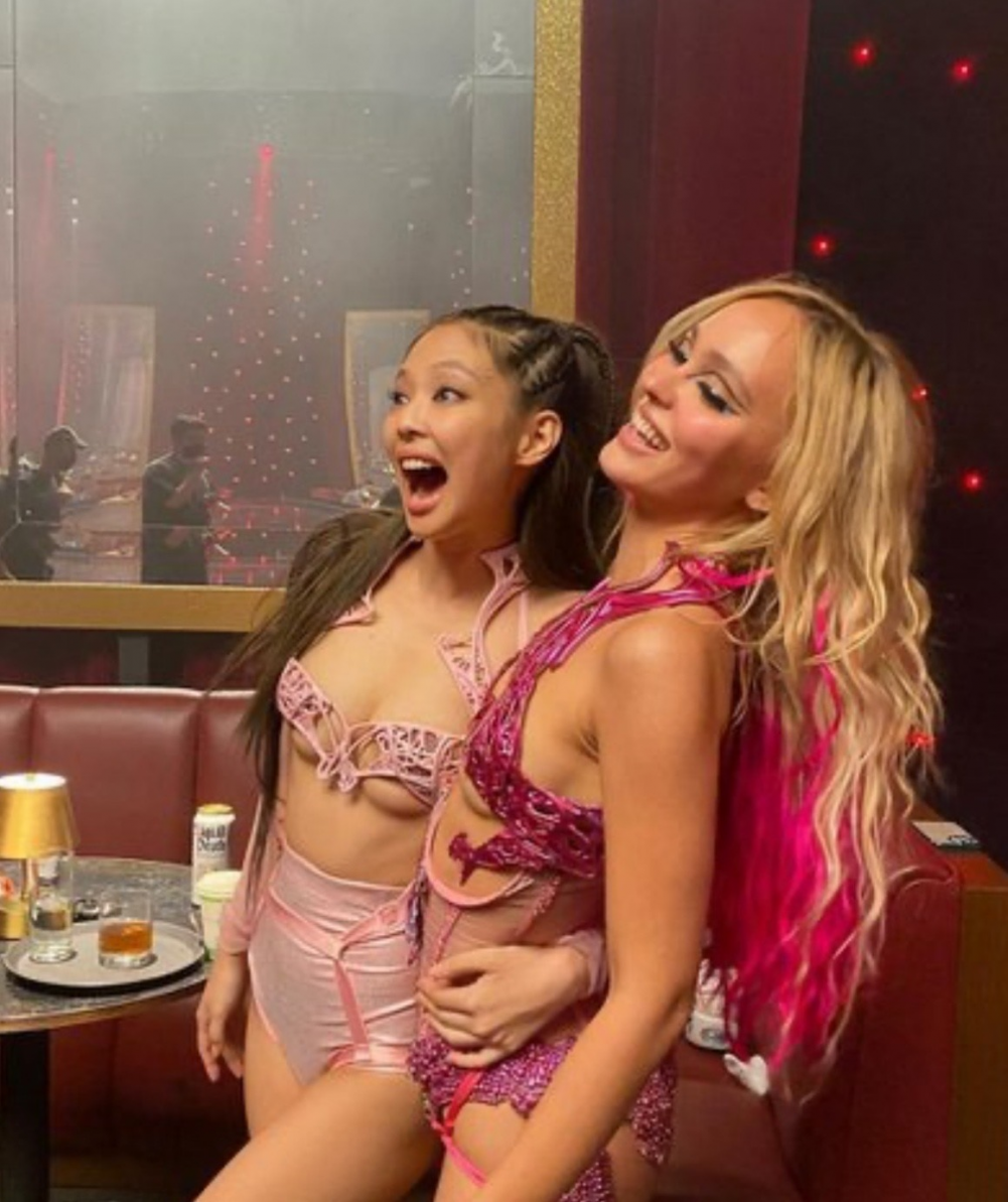 BLACKPINK: Jennie e Lisa Dividem Opiniões com Figurinos Ousados em Atividades Solo